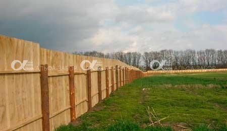 временный забор из дерева для стройки