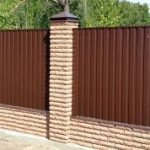 Комбіновані паркани з цегли та профнастилу